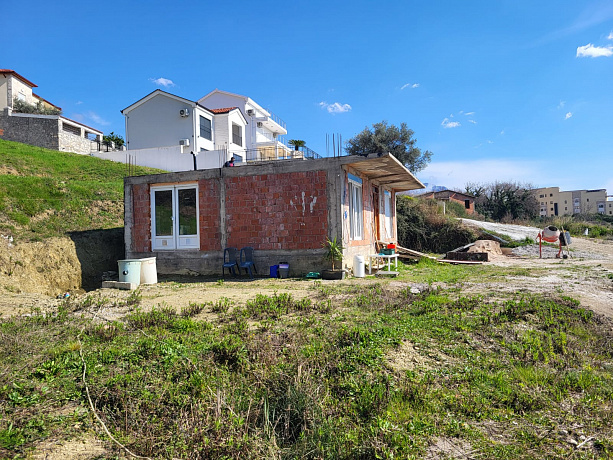 House of 80 square meters with a plot of 905m2 and beautiful panoramic views of the surrounding hills and the sea